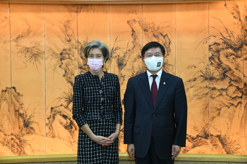 주한 그리스 대사 에카테리니 루파스와 문화재청장 김현모