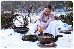 김장문화, 묻은 김치독에서 김치를 꺼내는 모습