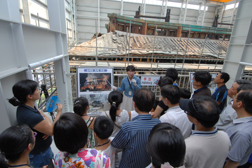 숭례문 복구에 대한 설명을 듣고 있는 시민들