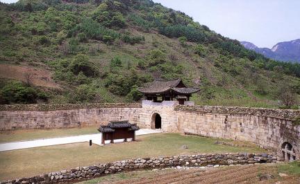 Wall of the first gate of Mungyeong