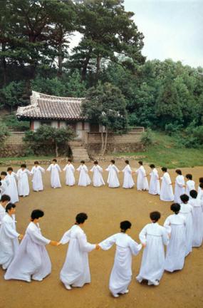 The mambers of Ganggangsullae circle dance