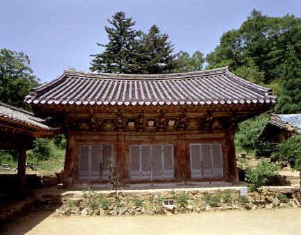 Geungnakjeon Hall of Hwaamsa Temple