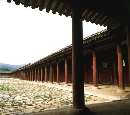 Geunjeongmun Gate and corridors in Gyeongbokgung Palace