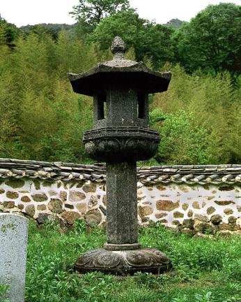 Stone Lantern at Baekjangam Hermitage in Silsangsa Temple