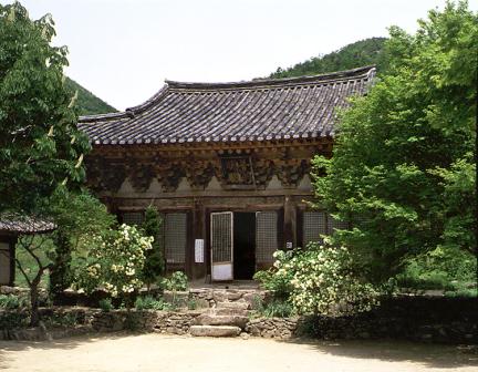 Bogwangmyeongjeon Hall in Wibongsa Temple