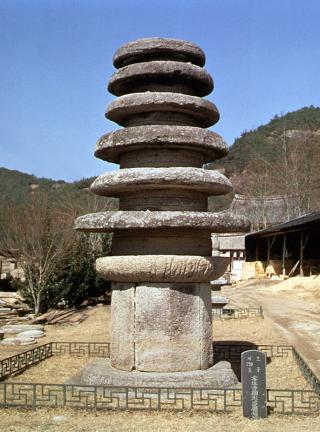 Multi-storied cylindrical pagoda of Unjusa Temple