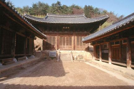 Geungnakjeon Hall of baekheungam Hermitage in Eunhaesa Temple