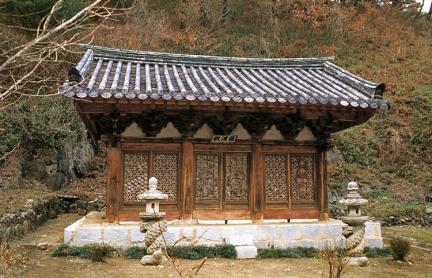 Nahanjeon Hall of Seonghyeolsa Temple
