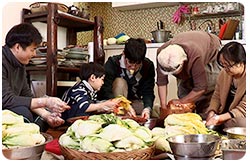 김장문화, 온가족이 모여 김치를 담그는 모습