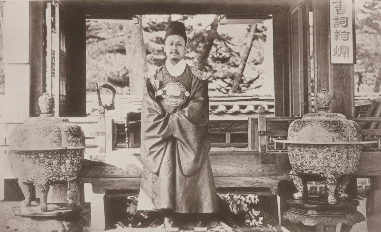 도판 1. 창덕궁 농수정 앞에서 찍은 고종의 사진(1884년), 국립고궁박물관.jpg