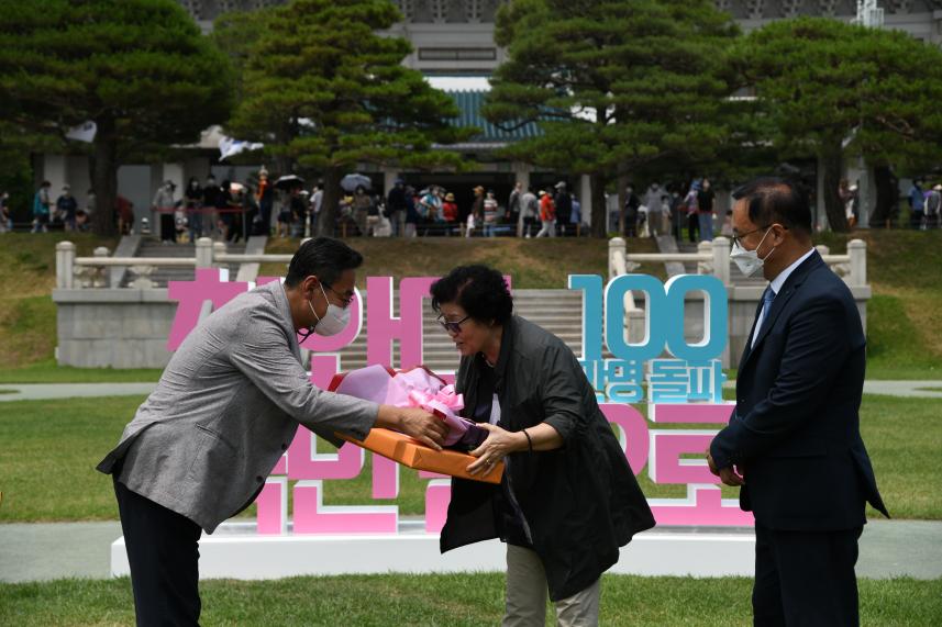 청와대 100만번째 관람객 김영순님 축하꽃다발과 기념시계 증정모습
