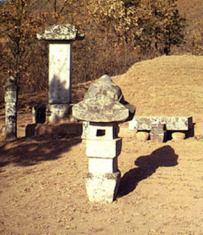 광주 신립장군묘역의 석조물 [장명등]이미지 1