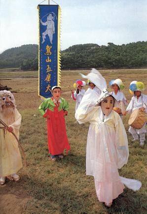 Five mask performers dance drama of Gasan