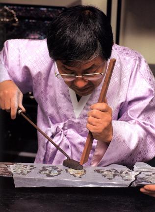 Mother-of-pearl inlaid lacquer ware making