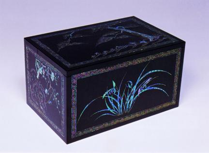 The case made of Mother-of-pearl inlaid lacquer