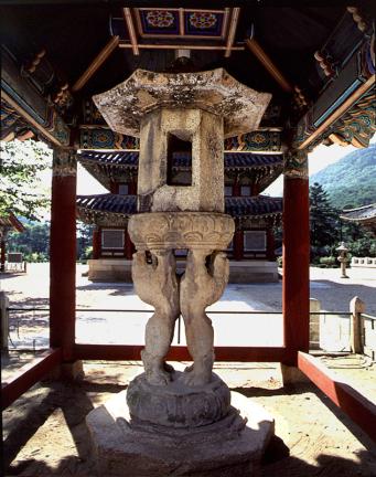 Twin-Lion Stone Lantern in Beopjusa Temple