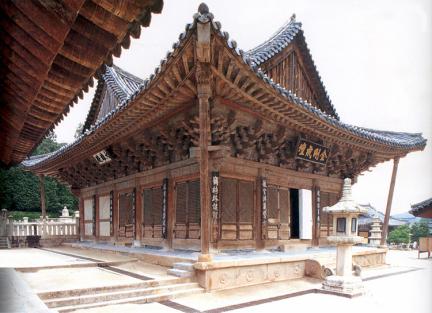 Daeungjeon Hall and Stairs in Tongdosa Temple