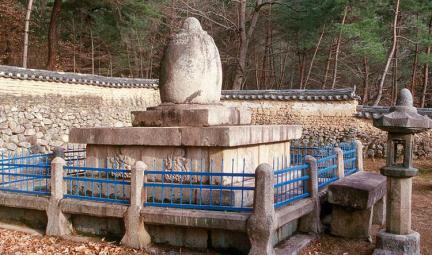 Ordination altar in Yongyeonsa Temple