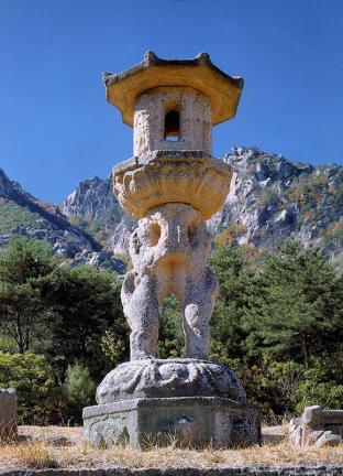 Twin-lion stone lantern of Yeongamsa Temple site